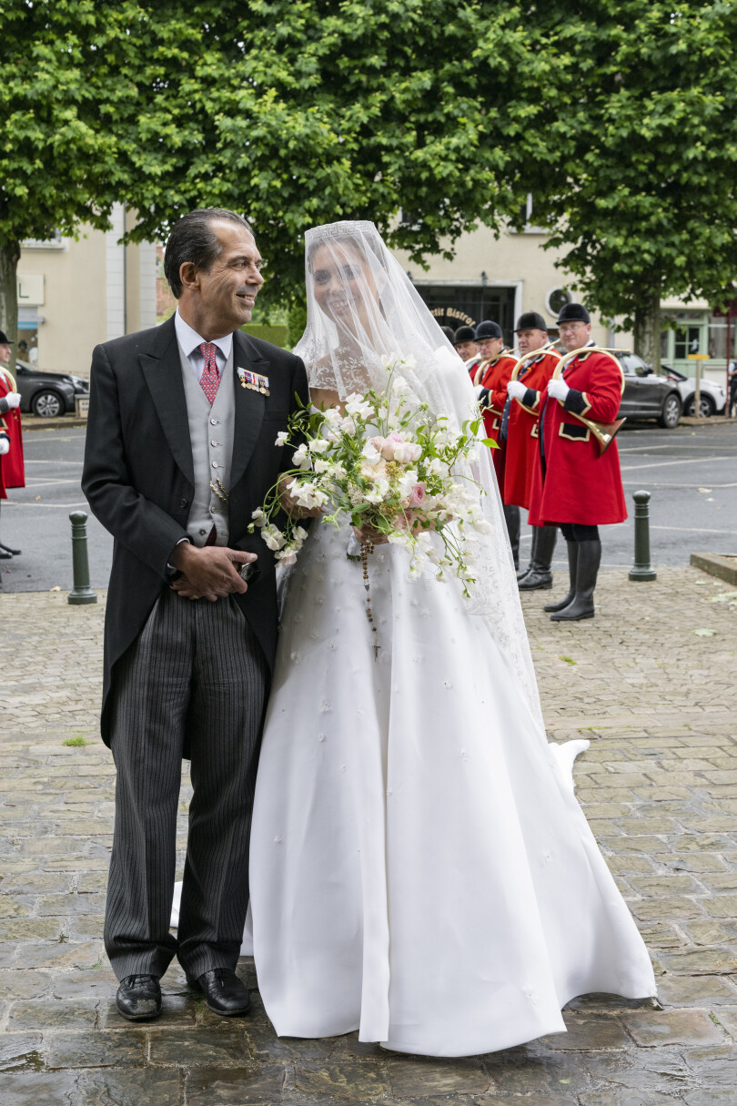 La mariée, au bras de son père, S.A.R. le prince Charles-Emmanuel de Bourbon Parme.